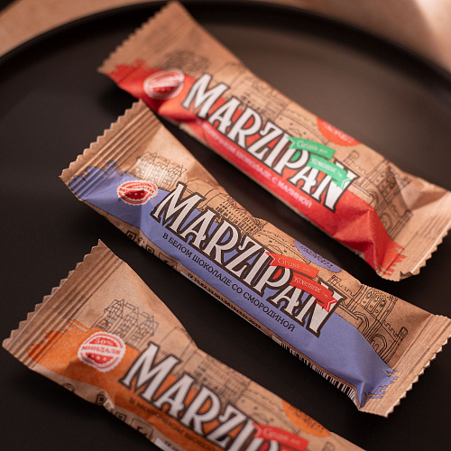 Марципановый батончик в белом шоколаде со смородиной