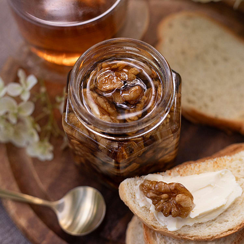 Мёд «Грецкий орех в меде белой акации»