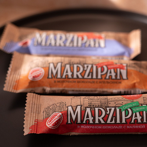 Марципановый батончик в молочном шоколаде с малиной