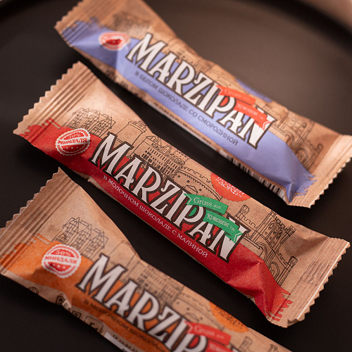 Марципановый батончик в молочном шоколаде с малиной