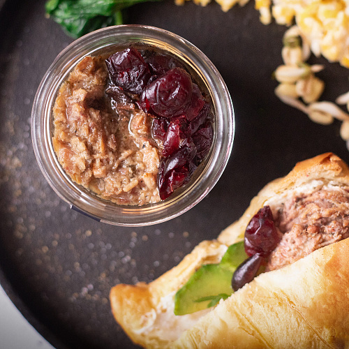 Рийет из цесарки с вяленой вишней