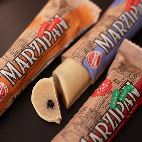 Марципановый батончик в белом шоколаде со смородиной